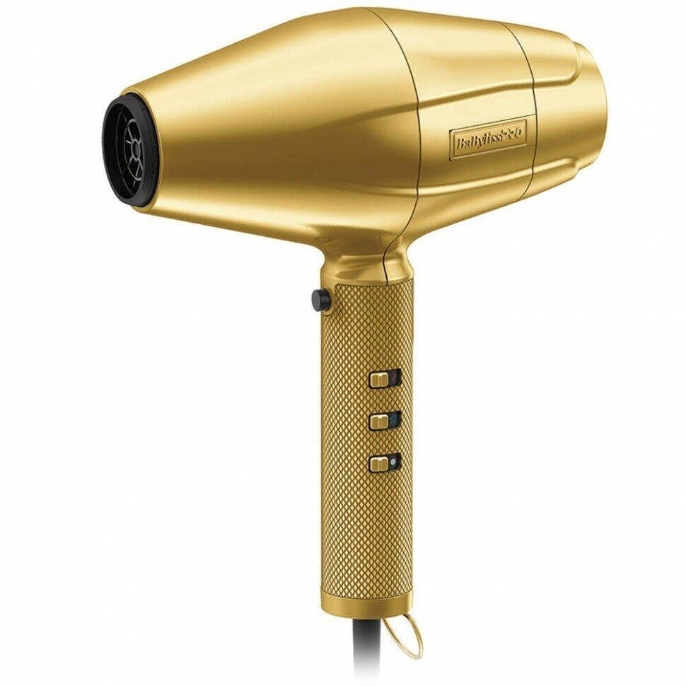 BaByliss PRO FXBDG1E GOLDFX — bu meşhur GOLDFX metal seriýasynyň eksklýuziw saç guradyjysy bolup kaşaň dizaýny we döwrebap tehnologiýalary özünde jemleýär. Enjamyň esasyny Ferrari inženerleri bilen bilelikde döredilen EDM TECHNOLOGY elektron dolandyryşly sanly motor düzýär. Bu dwigatel güýçli we durnukly howa akymyny üpjün edýär şol bir wagtyň özünde ol has ýeňil we adaty motorlardan on esse uzak hyzmat edýär. Saç guradyjy doly metal altyn reňkli korpusda ýasaldy we kämil balansirlenen gurluşy hem-de büdür-südür tutawajy bilen elde berk durmagy kepillendirýär. Ionizasiýa ulgamy we ýokary kuwwat saçlary ýalpyldawuk hem-de sagdyn edip minimal wagtyň içinde kämil netije almaga mümkinçilik berýär.