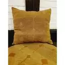 Комплект из декоративных наволочек из Верблюжьей шерсти с симантическим узором желтого цвета